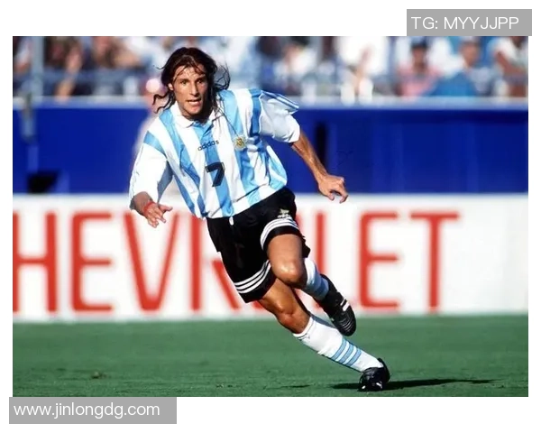 足球巨星全身动作解析 技巧与风采尽展无遗